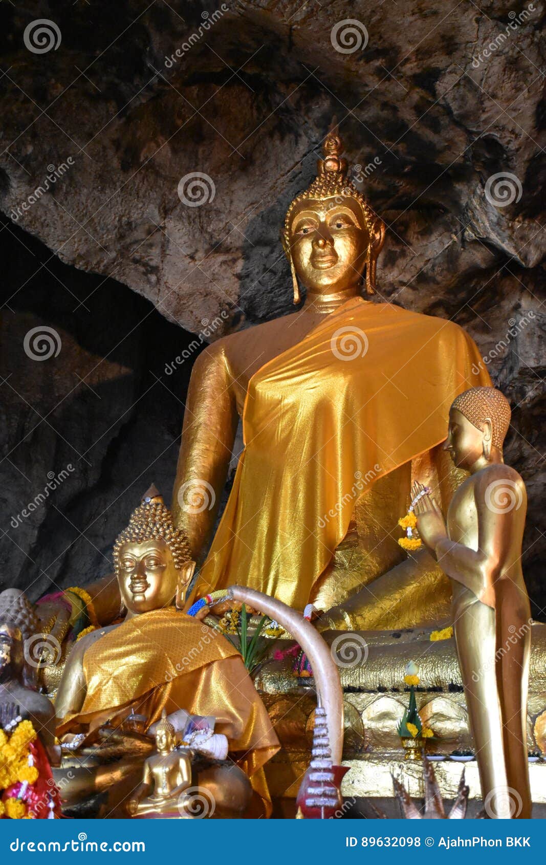 旁边金黄菩萨雕象泰国. 没有反映主题的真实性和现实的过滤器的原始的照片 照片被拍在kanchanaburi，泰国