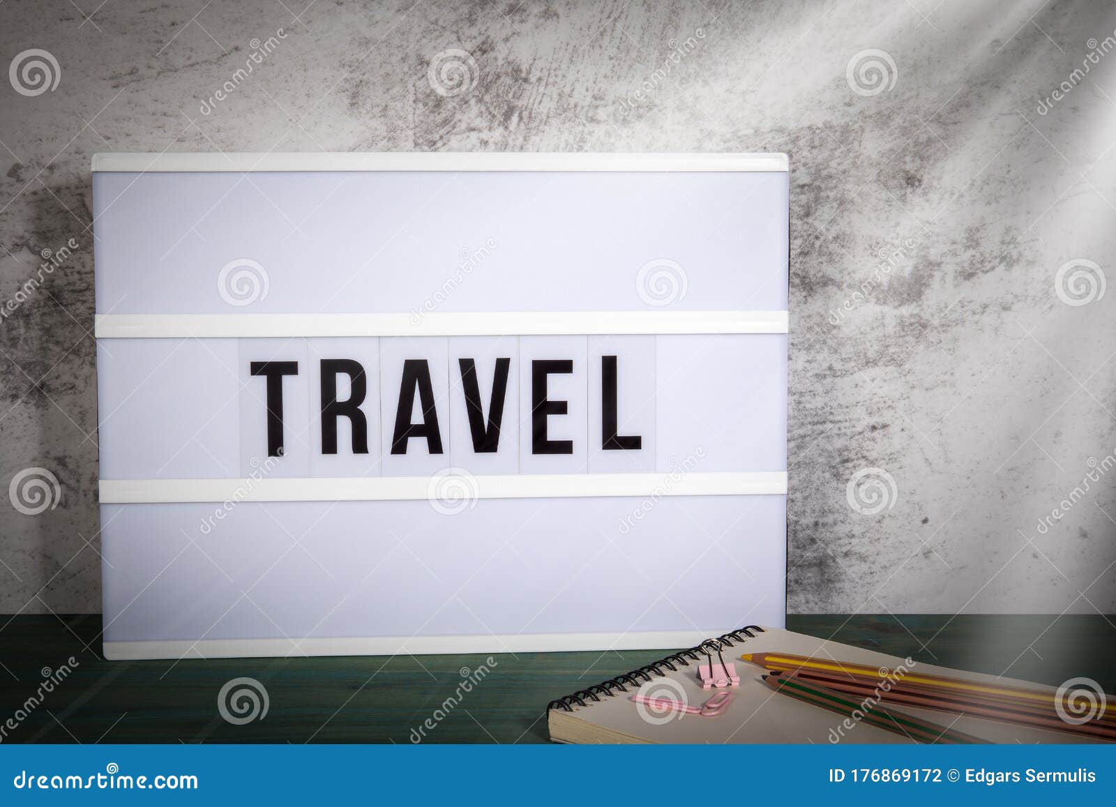 旅行 商务旅行、会议、娱乐、度假和家庭时间概念 木桌上的白色灯箱
