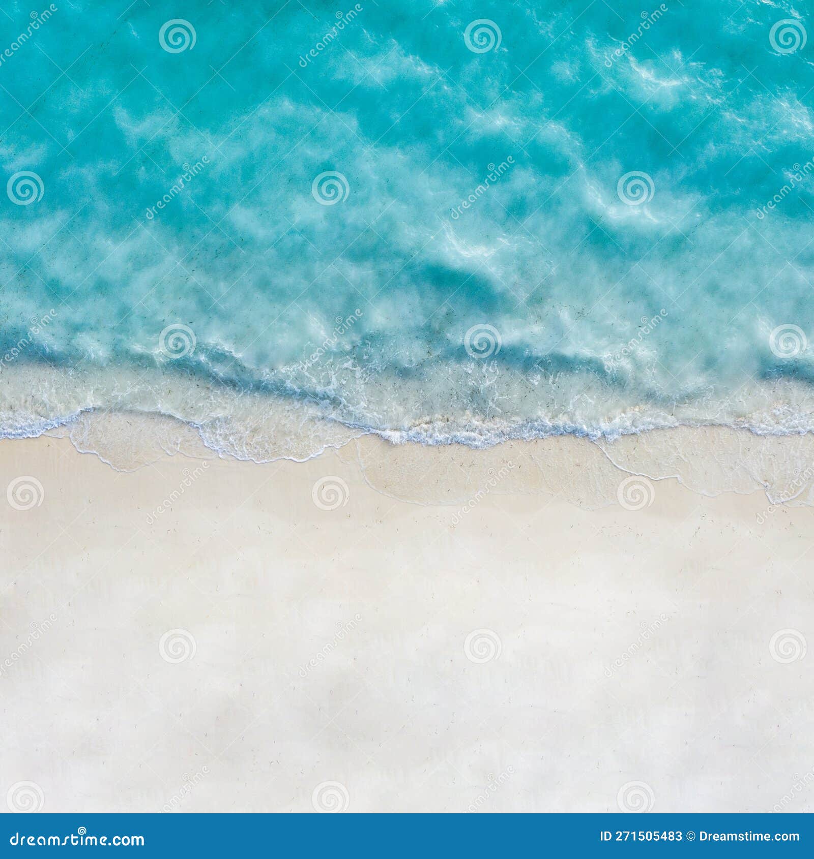 无人机视图. 白沙滩蓝海背景海浪气泡纹理与复制空间度假概念库存图片