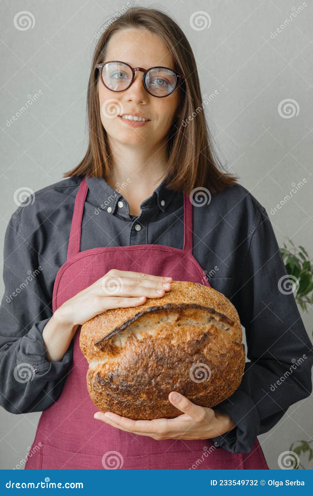 在厨房工作的年轻女面包师 库存图片. 图片 包括有 制作, 蛋糕, 有吸引力的, 厨师, 咖啡馆, 自创 - 253184653