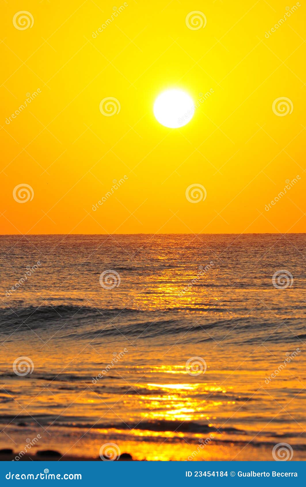 Sunrise. 海滩美好的五颜六色的光环巴拿马日出