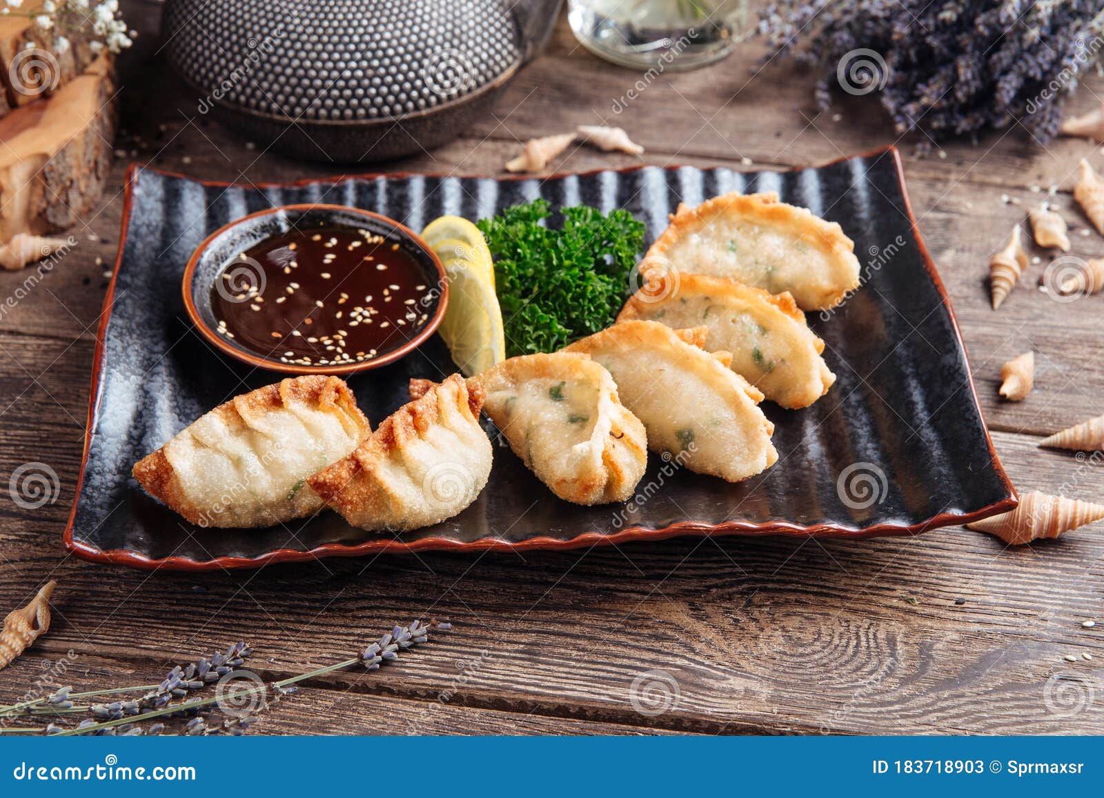 日式油炸饺子酱木桌 库存图片. 图片 包括有 å ˆé¤ , è œ, ç­·å­ , æ—¥è¯­, ç‰œç…§ - 183718903