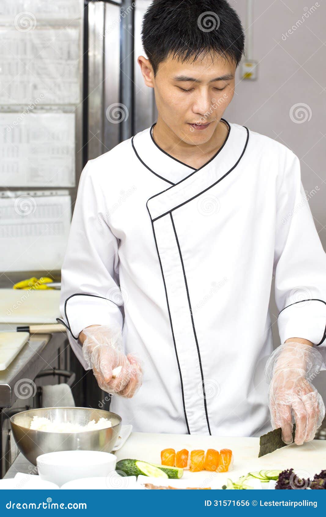 一名日本料理厨师在厨房做饭照片摄影图片_ID:308251644-Veer图库