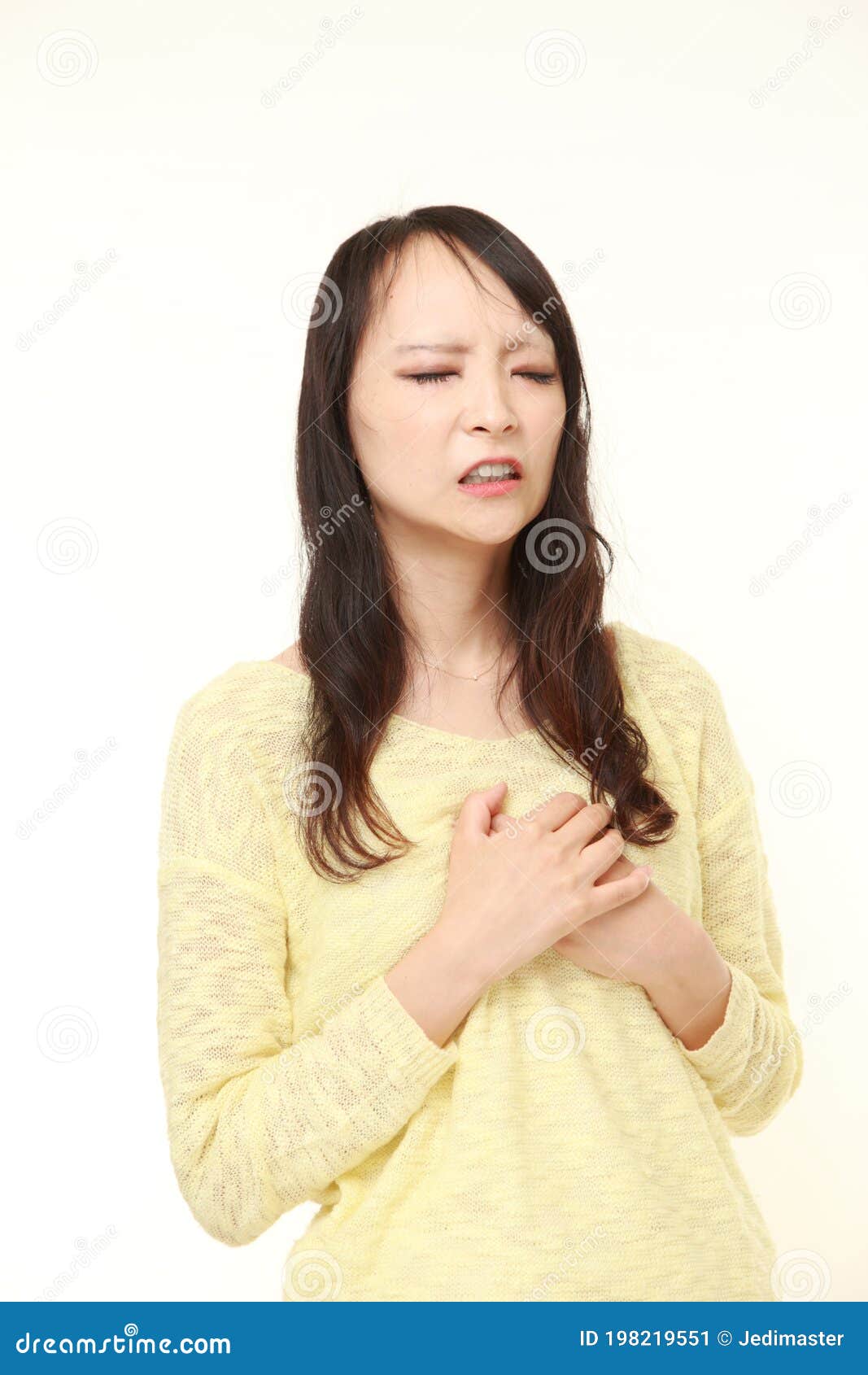 女性心脏病胸口疼痛心肌梗塞难受摄影图配图高清摄影大图-千库网