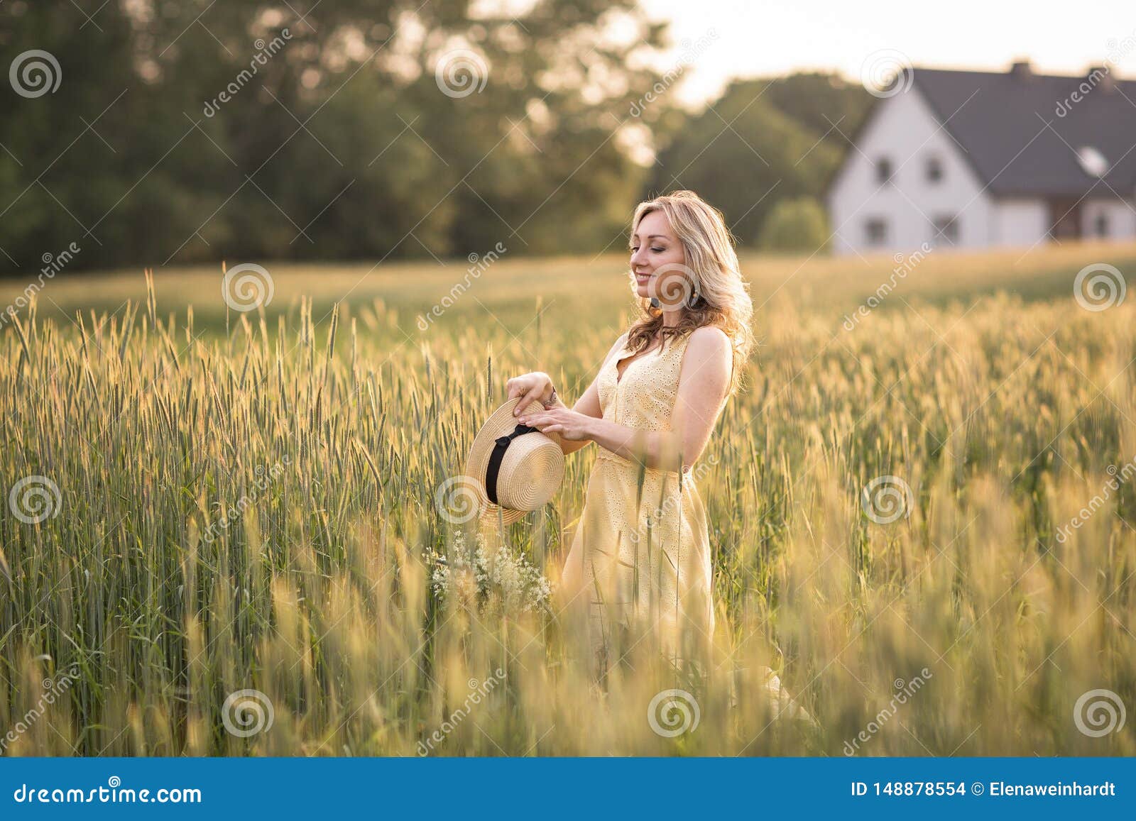 日落在夏天 ( 领域的一年轻女人投掷帽子 r