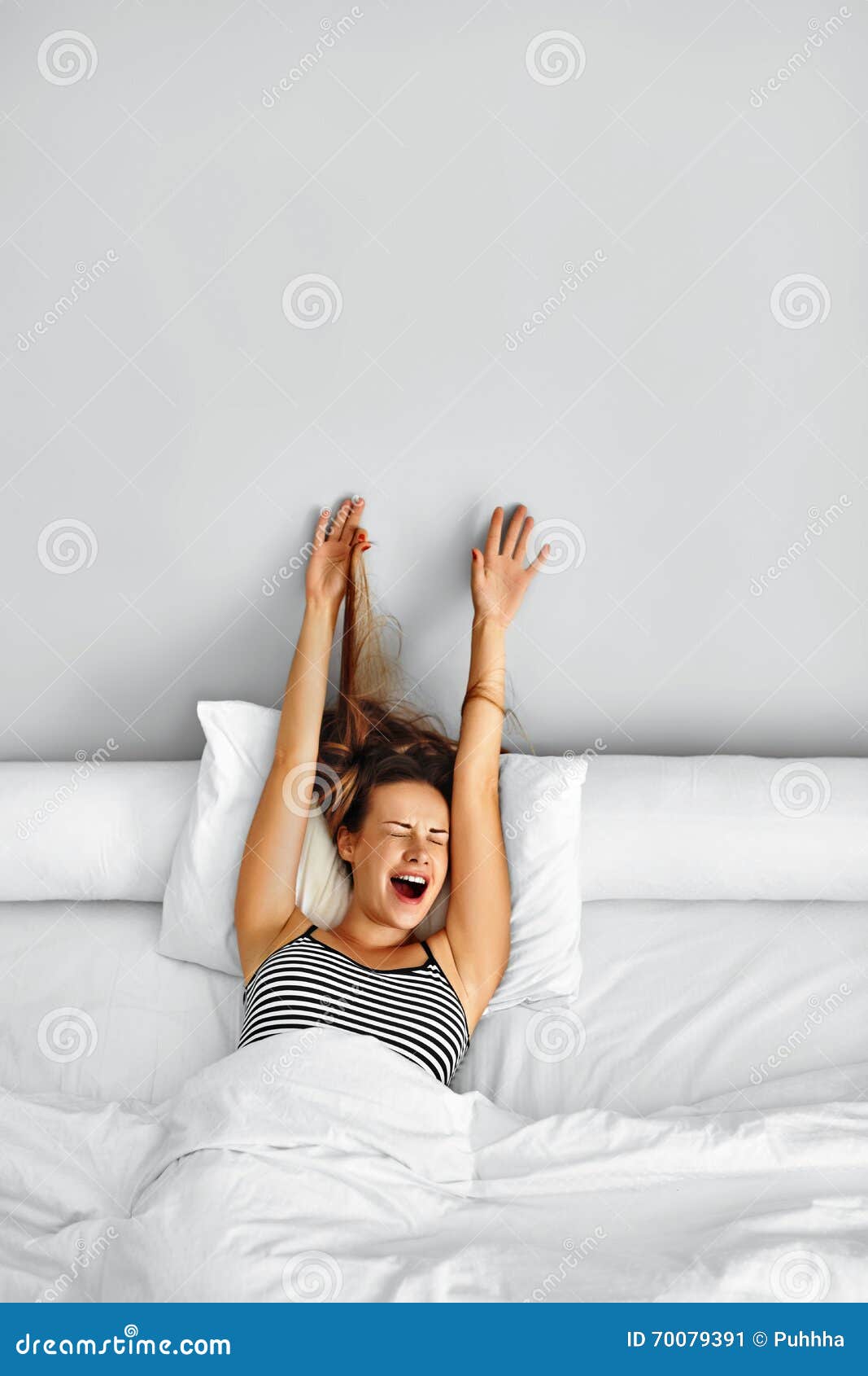 亚洲健康女孩在早上躺在床上对着你微笑图片下载 - 觅知网