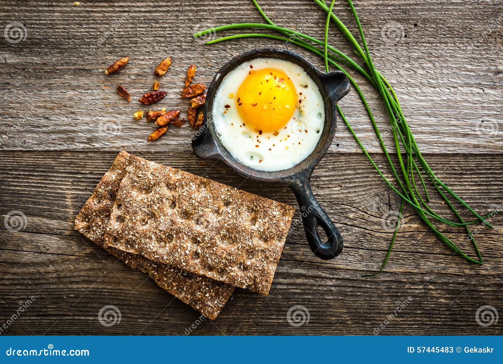 吐司面包片早餐摄影图高清摄影大图-千库网