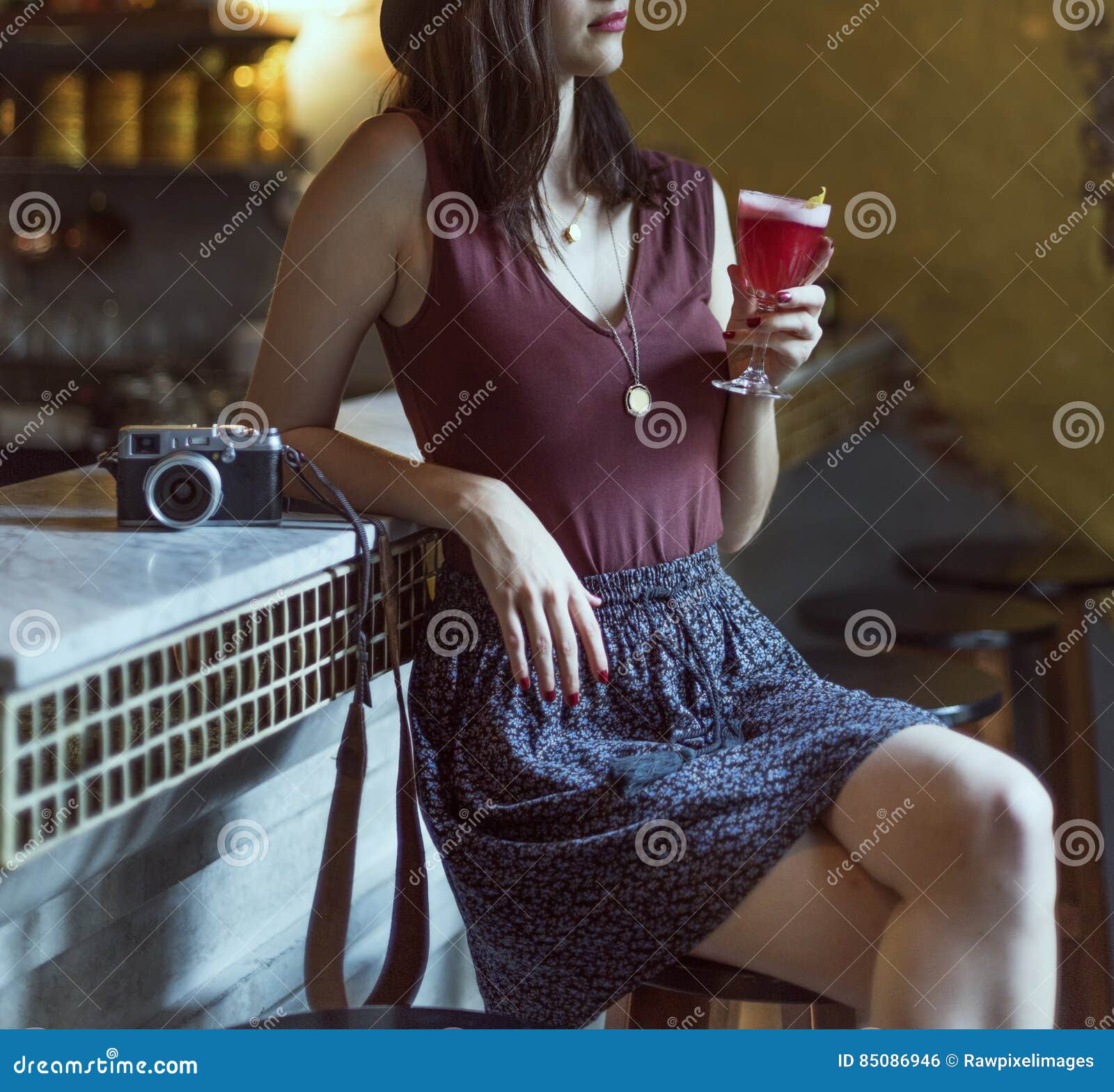 喝着葡萄酒迷幻酒的女人看起来很开心 库存图片. 图片 包括有 男人, 快乐, 正餐, 朋友, 生活方式 - 195717723