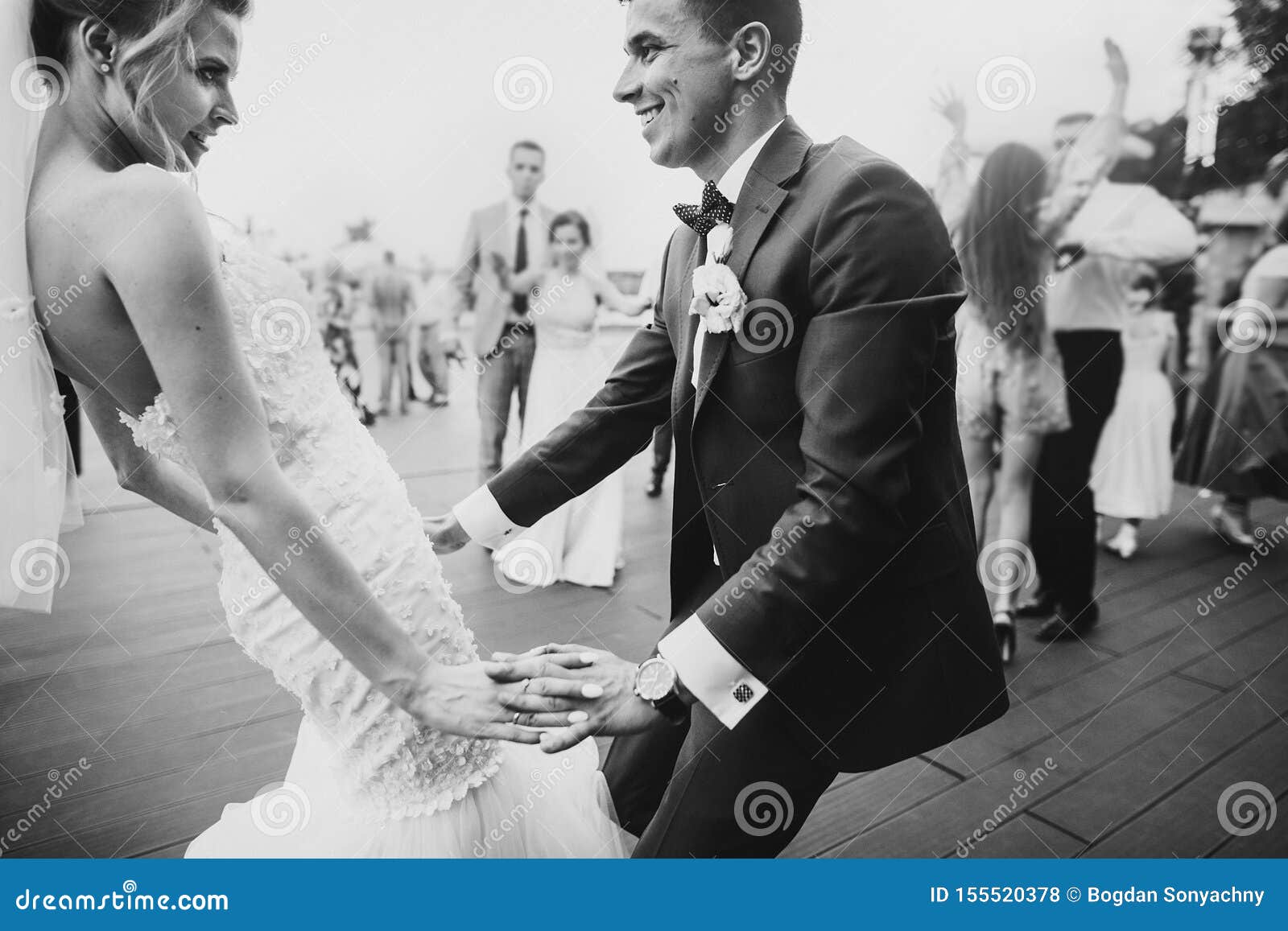 华美的热情地亲吻在umbr下的新娘和时髦的新郎 库存图片. 图片 包括有 愉快, 亲吻, 系列, 婚姻 - 131047583