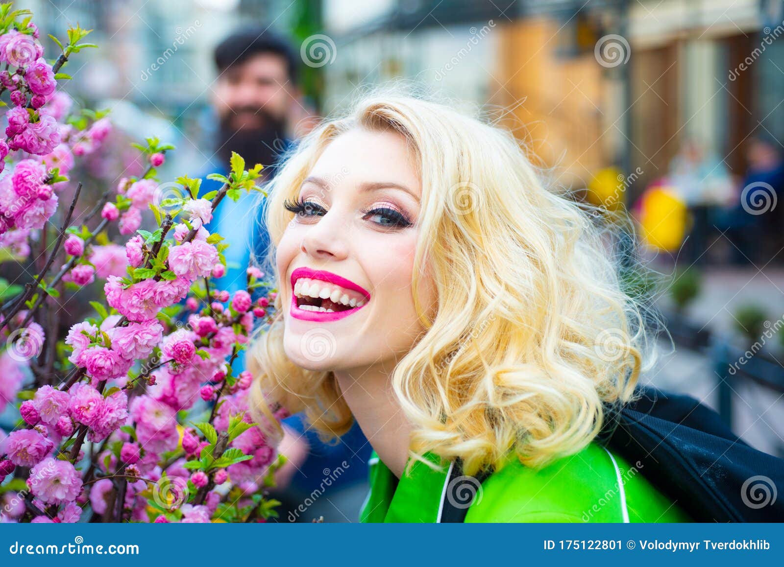 享受盛开春园的年轻女人 库存图片. 图片 包括有 女性, 户外, 迷住, 开花, 方式, 室外, 花卉 - 244590507