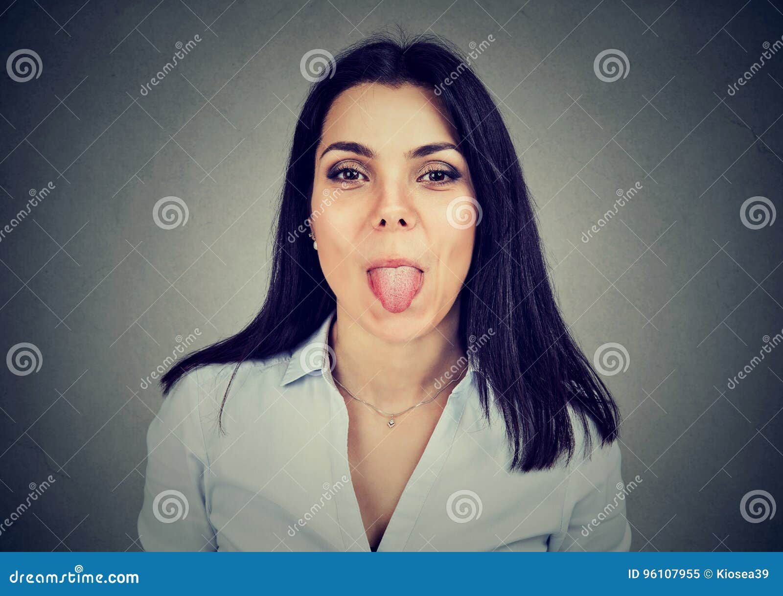 显示她的舌头的少妇戏弄您. 显示她的舌头的一个少妇的画象