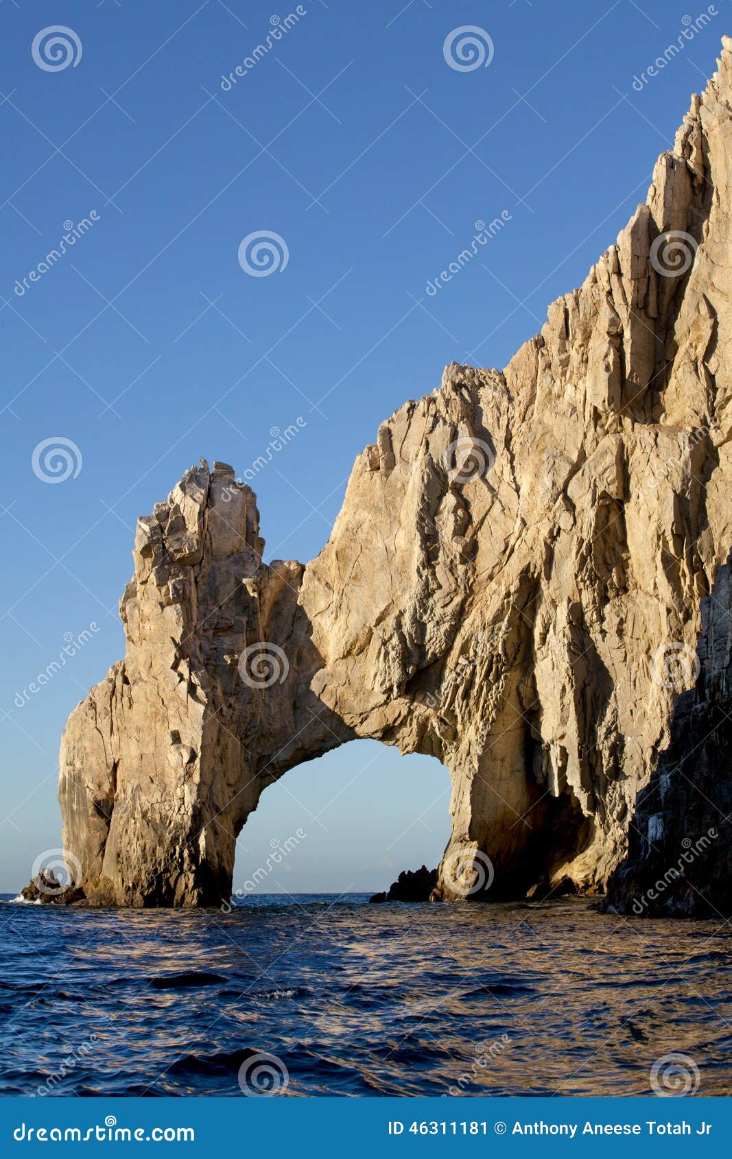 曲拱在土地末端在Cabo圣卢卡斯，墨西哥. 著名自然曲拱的镇静海洋在土地在Cabo圣卢卡斯，墨西哥结束

复制空间