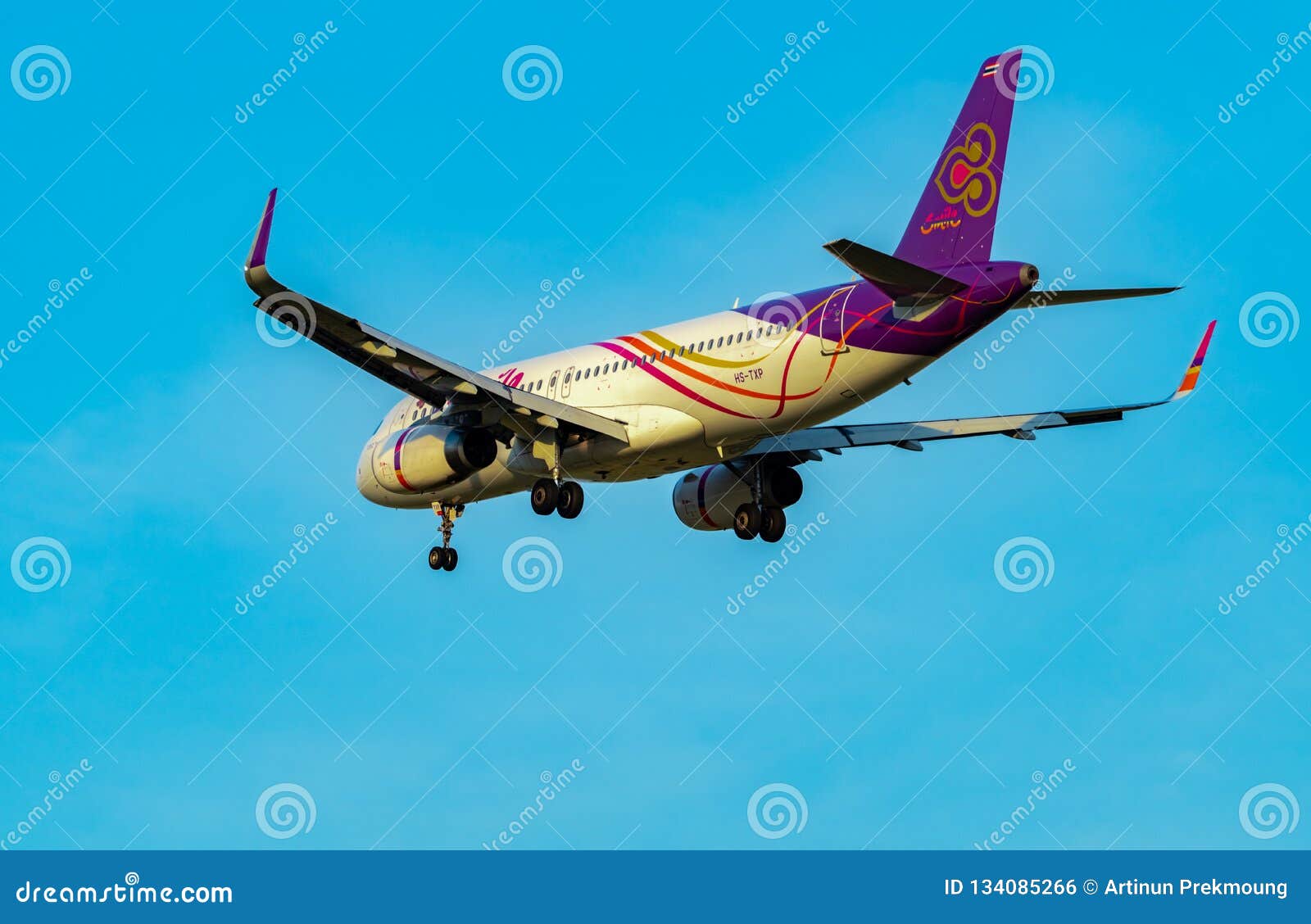 飞机着陆在曼谷机场BKK 编辑类图片. 图片 包括有 水平, 着陆, 行业, 黄昏, äº, 目的地, 到达 - 150481430