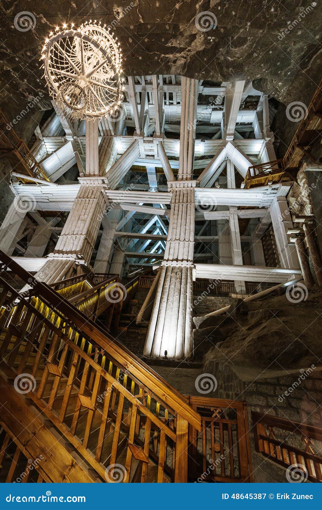 最小值盐wieliczka. 维利奇卡，波兰- 4月28日：楼梯在维利奇卡盐矿(13世纪)，一世界的老水手开采 2012年4月28日，在维利奇卡，波兰
