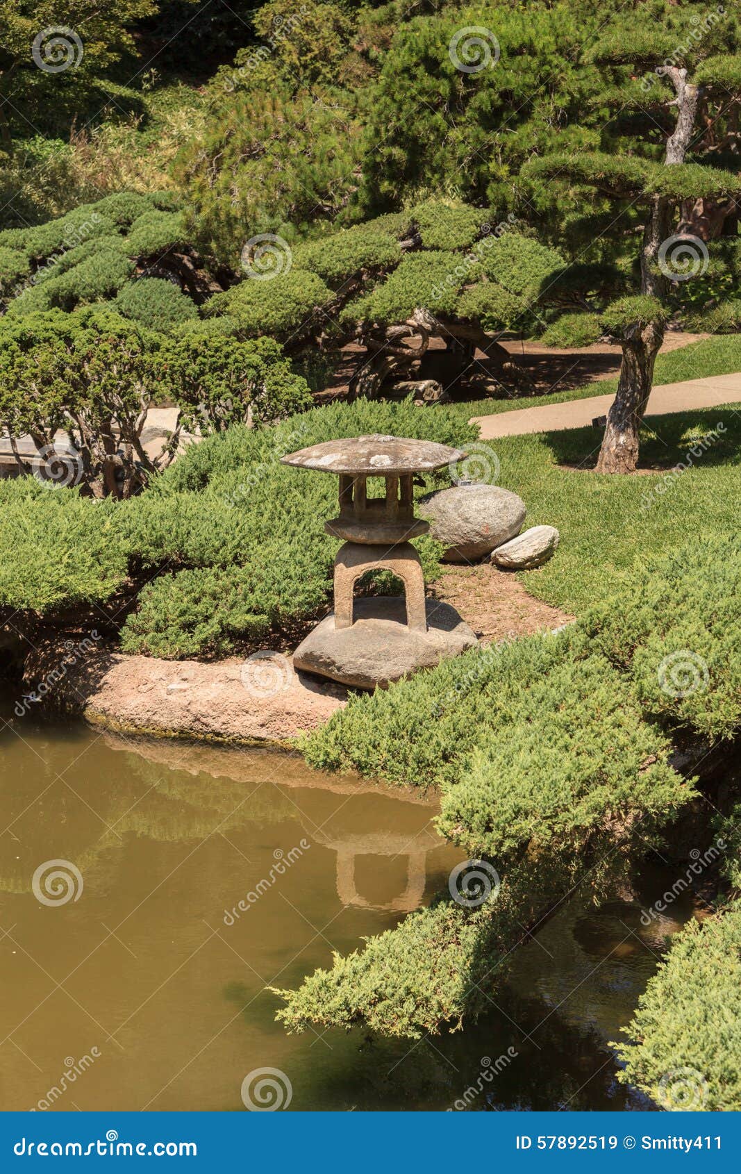 有koi池塘的日本庭院. 有一个koi池塘的日本庭院在夏天