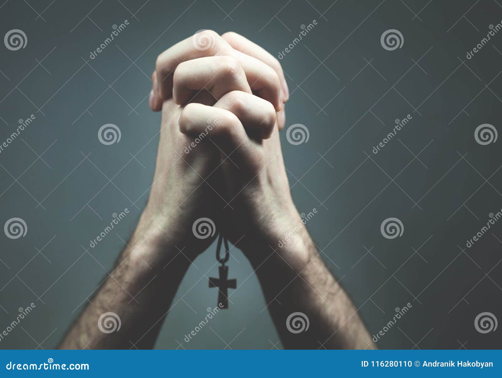 手握十字架，耶稣的祝福象征祈求和信仰的象征十字在十字的象征 库存照片 - 图片 包括有 现有量, 圣洁: 196851112