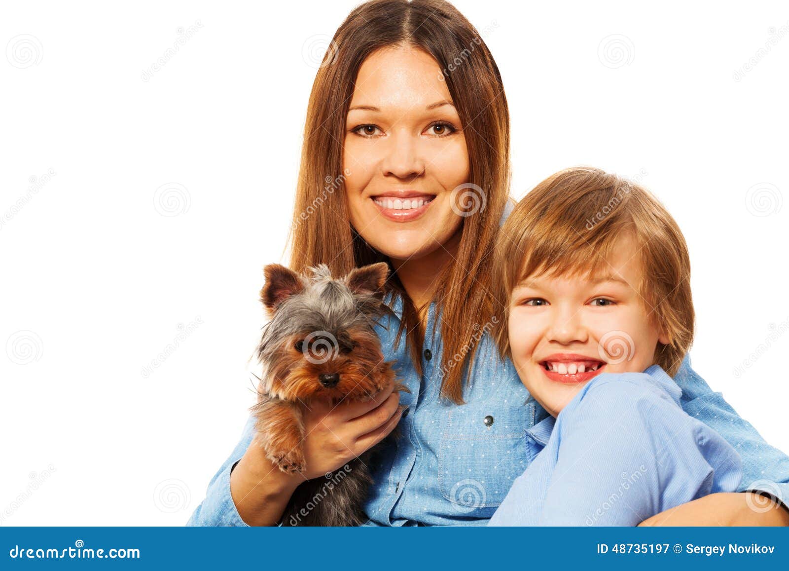 有可爱的孩子和狗走的愉快的年轻母亲 库存图片. 图片 包括有 金黄, 逗人喜爱, 女儿, 姐妹, 宠物 - 118793907