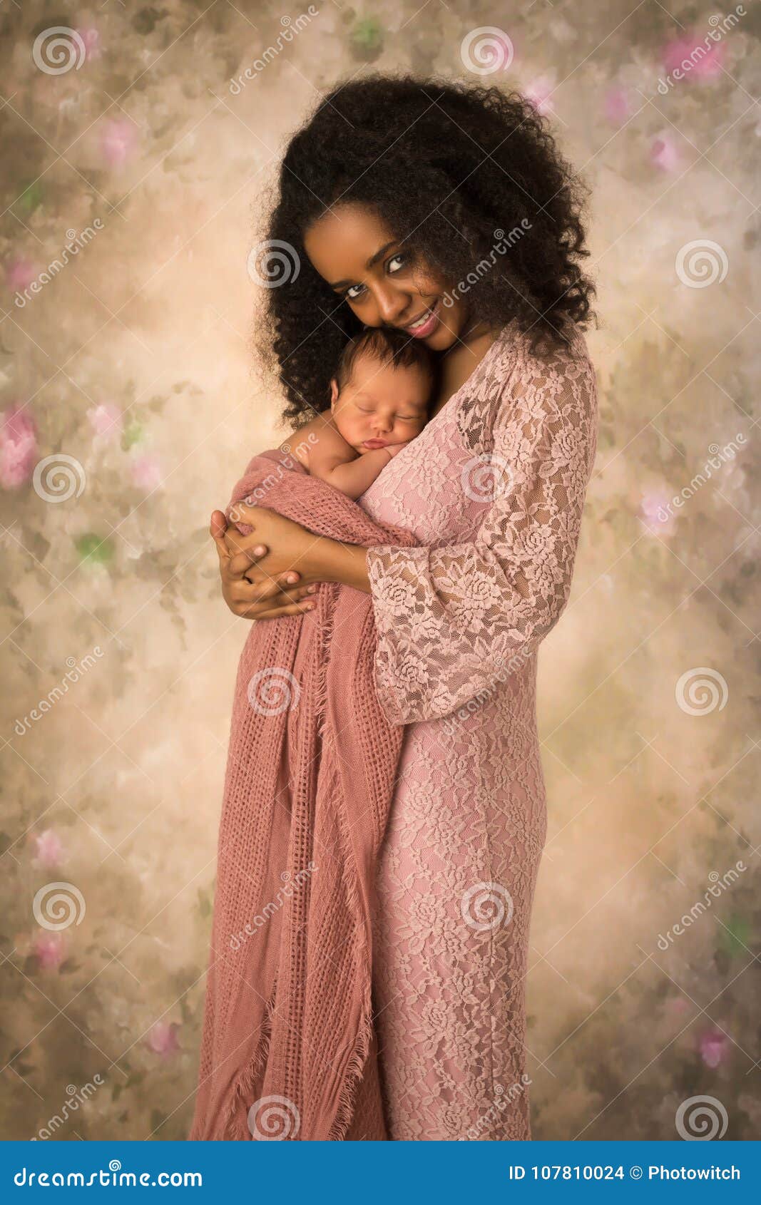 有新出生的婴孩的微笑的非洲母亲 库存照片. 图片 包括有 傻瓜, 冒犯, 婴儿, 投反对票, 母亲, 微笑 - 114129852