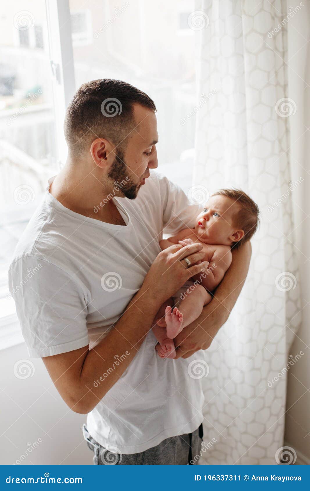 아기와 상호 작용하는 젊은 부모 사진 무료 다운로드 - Lovepik