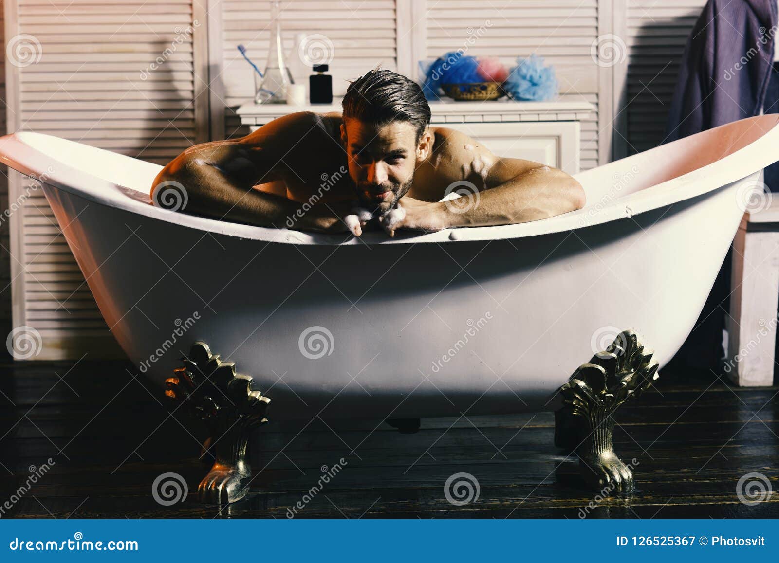 浴室里的男人图片素材-编号17879201-图行天下
