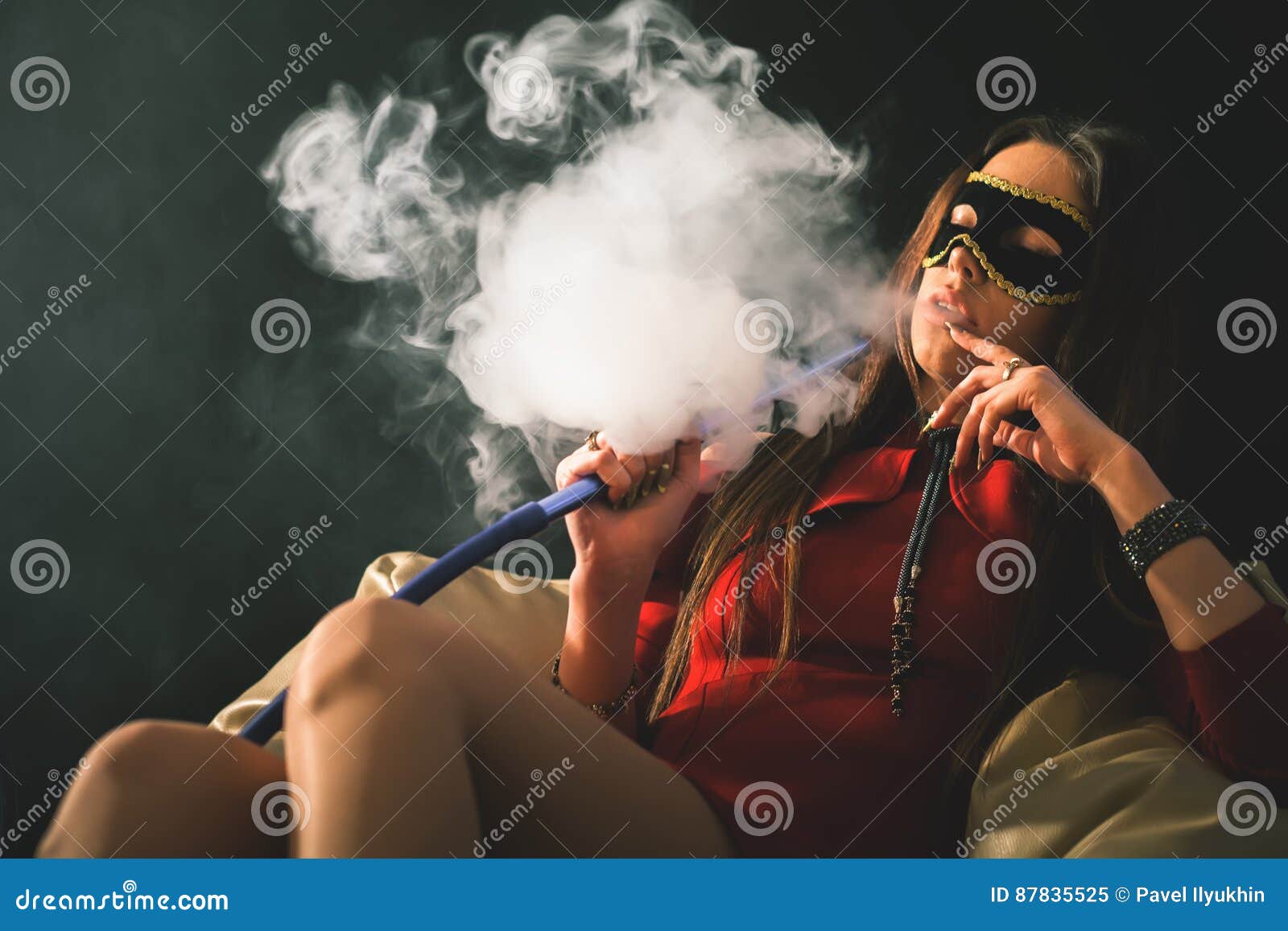 复古造型模型与长香烟。抽着长烟的女人。插画图片素材_ID:304477148-Veer图库