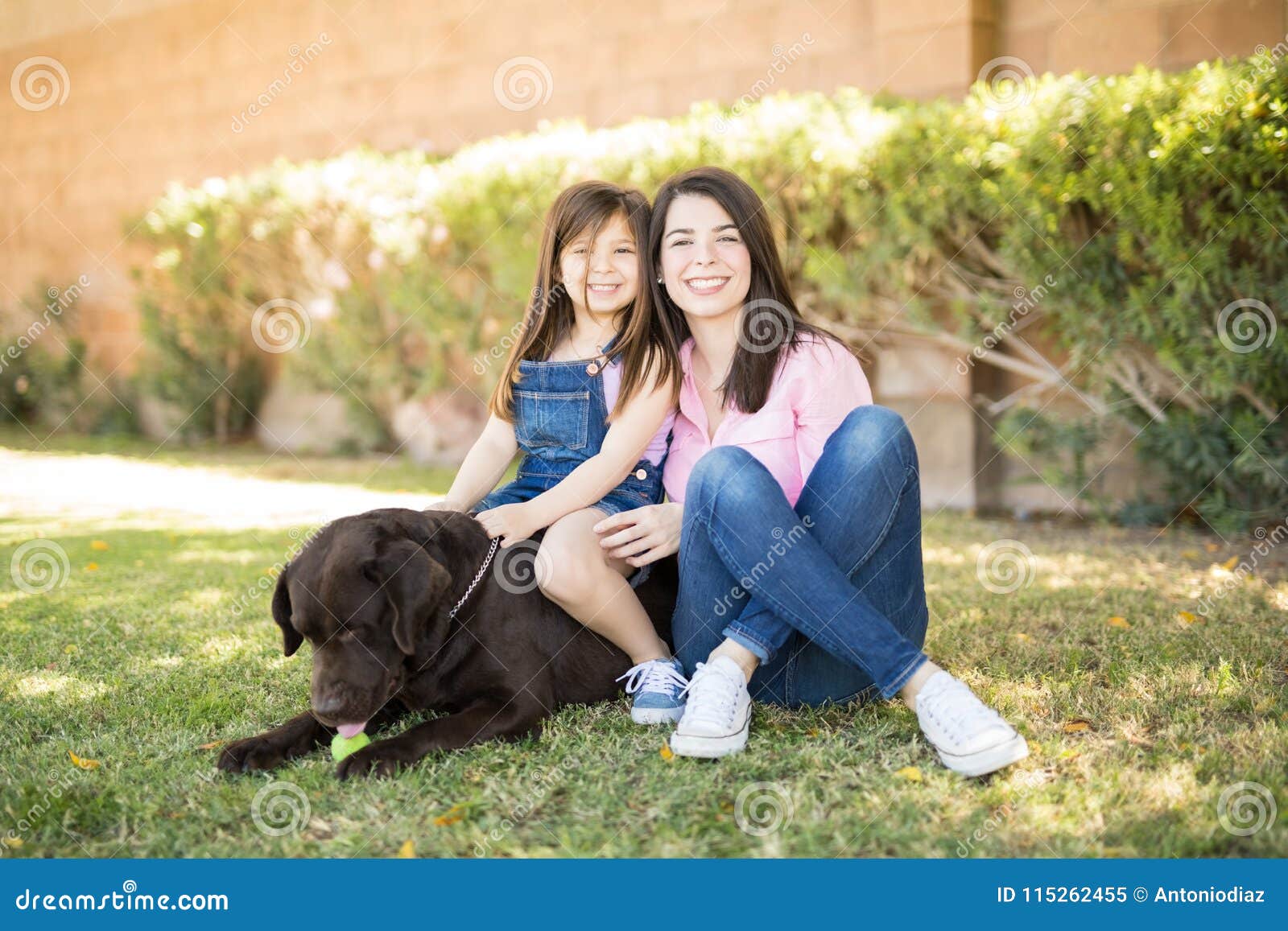 和宠物玩耍。母亲和女儿在家里牵着一条马耳他狗照片摄影图片_ID:436355900-Veer图库