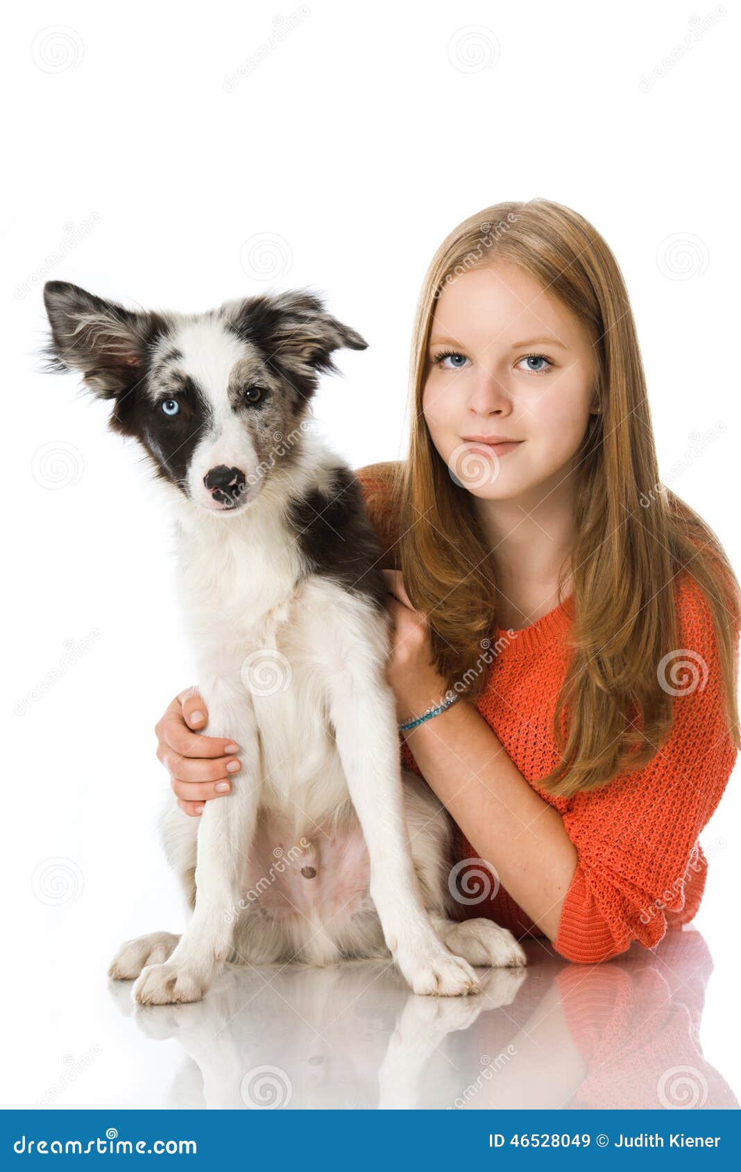 一个可爱的小女孩抱着她的情感支持狗狗的肖像，而在休息室的地板上建立联系。一个混血孩子和她的小狗在家里，看起来幸福而安全照片摄影图片_ID ...