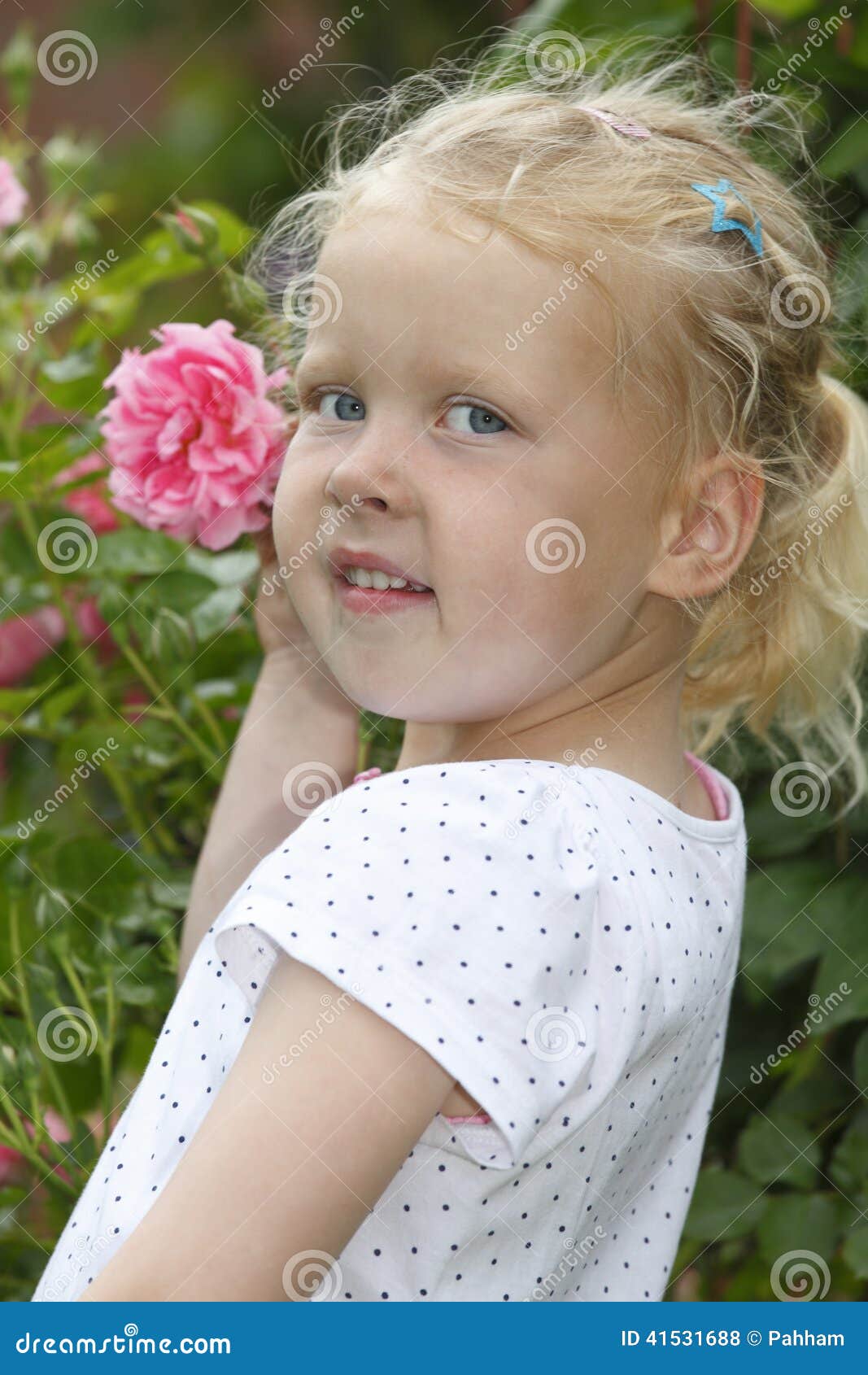 有玫瑰的女孩 库存照片. 图片 包括有 逗人喜爱, 公园, 幸福, 绿色, 愉快, 新鲜, 子项, 自然 - 41532180
