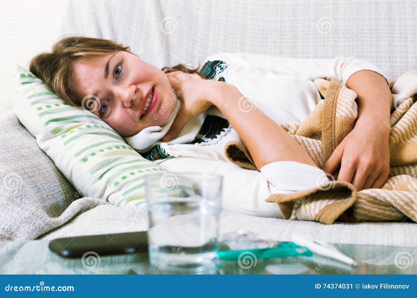 生病的女孩在床上鼻子咳嗽照片摄影图片_ID:312188704-Veer图库