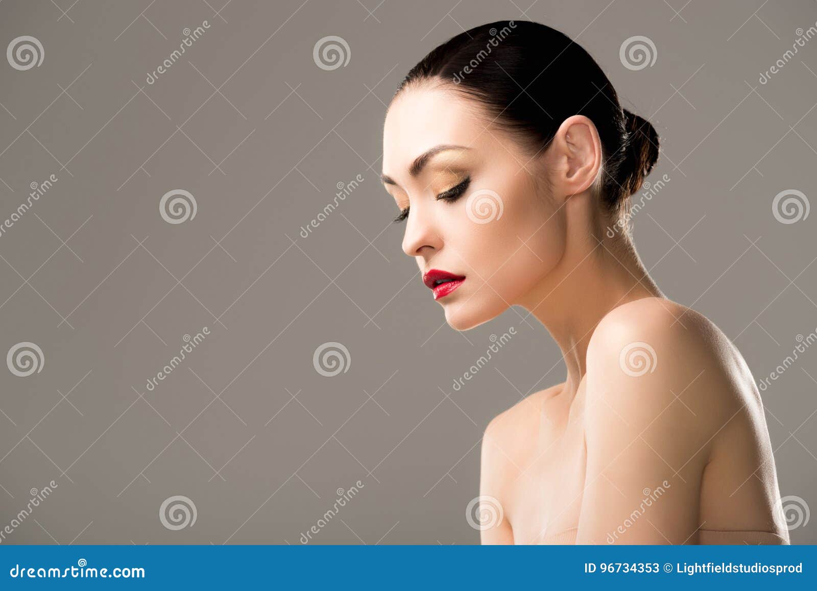 赤裸妇女画象有长的头发的 库存图片. 图片 包括有 女性, 新鲜, 迷住, 公主, 诱人, 表面, 嘴唇 - 107302615