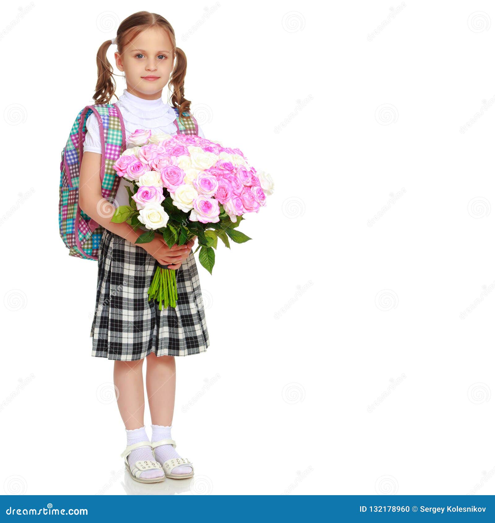 回到学校的激动的矮小的女小学生 库存图片. 图片 包括有 孩子, 基本, 少许, 女孩, 标志, 兴奋, 节假日 - 42972497