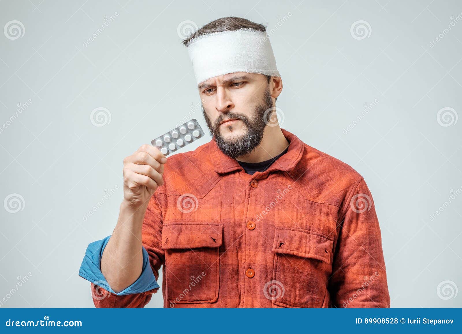 受伤的中国帅小男子头上绑绷带，头上用手指头做搞笑手势 库存图片. 图片 包括有 背包, 垫铁, 动物, 表面 - 227233563