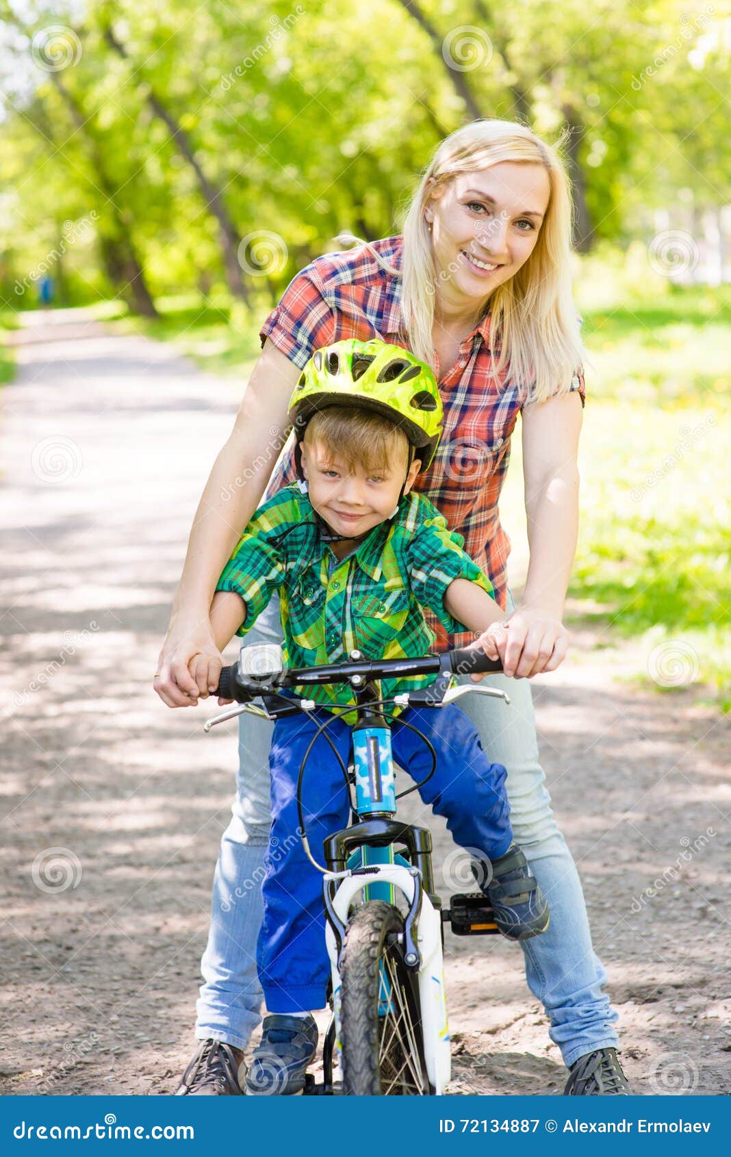 妈妈教她小儿子骑自行车. 库存图片. 图片 包括有 活动家, 单车手, 外面, 母亲, 孩子, 女演员 - 205704345