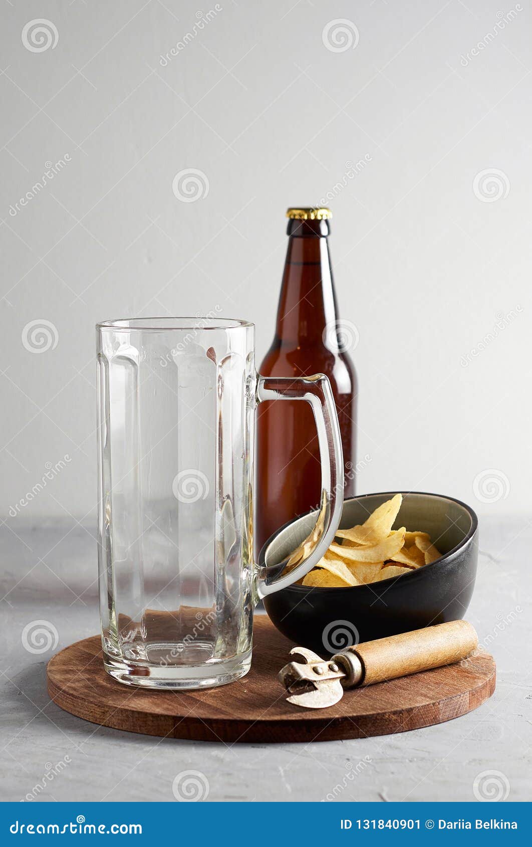 女性用脆薯片将啤酒倒入玻璃上的图像餐饮美食免费下载_jpg格式_4552像素_编号36392713-千图网