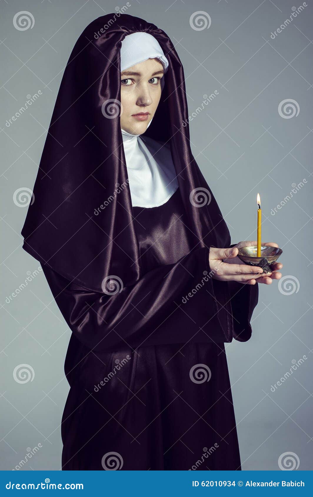 Fake nun in Hong Kong wears wig and black silk, rides in a luxury car and lives in a 40 million ...