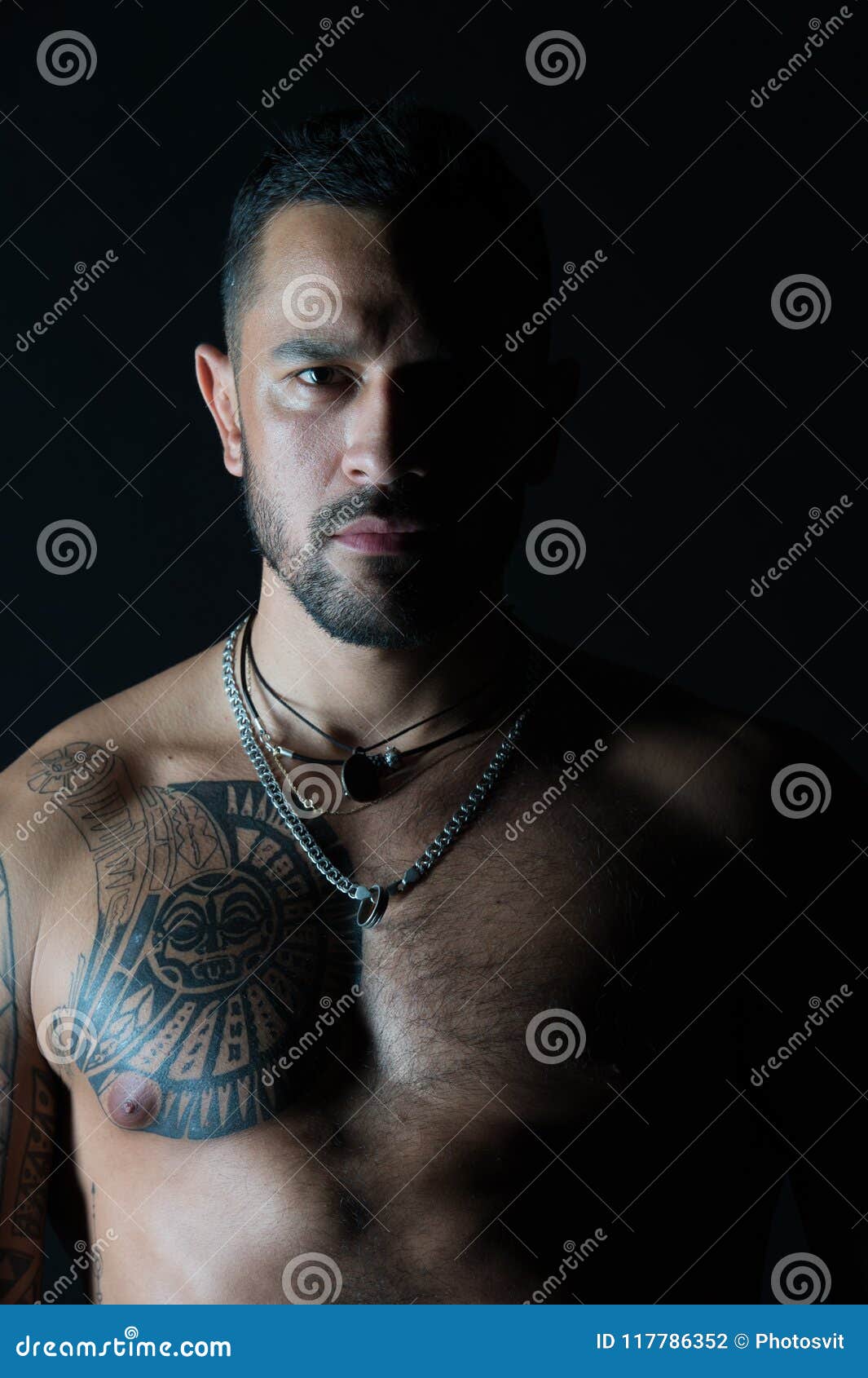 一个肌肉赤裸有胡子的tattoed男性的特写镜头画象与时髦的理发的，隔绝在黑暗的背景 库存图片 - 图片 包括有 摆在, 男性: 113669011