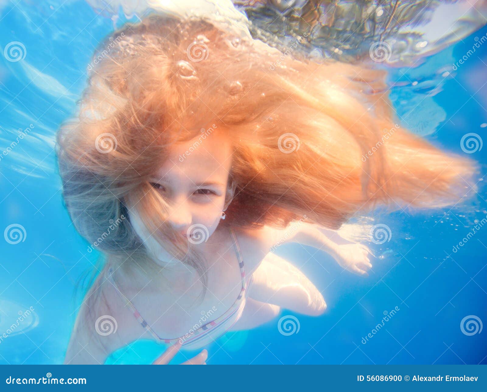 有长发水中的游泳的女孩在水池 库存照片 图片 包括有 生活方式 孩子 愉快 Beauvoir Beautifuler 56086900