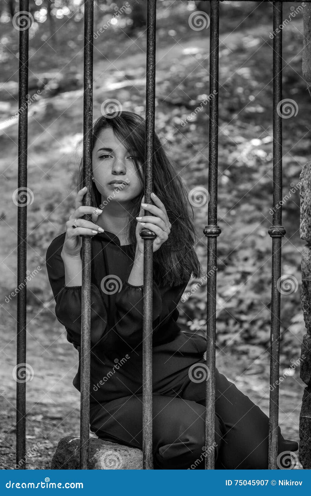 一个金发美女的年轻囚犯被关在监狱里 库存图片. 图片 包括有 伴随, 陆运, 捉住, 监狱, 闭合, 笼子 - 196256177