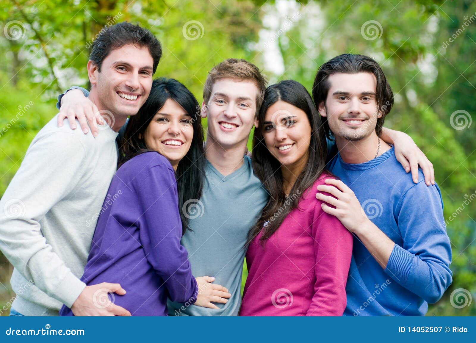面带微笑、自信的企业团队站在一起 库存图片. 图片 包括有 女性, 工友, 男人, 合伙企业, 合作伙伴 - 211769627