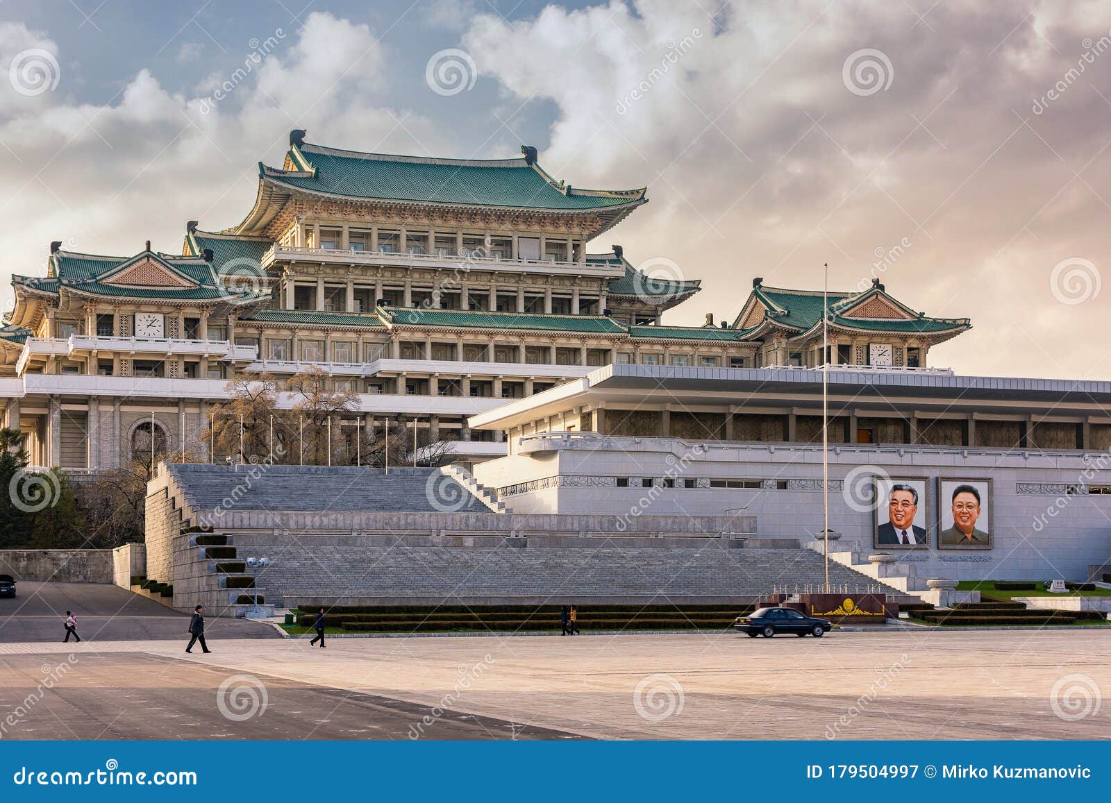 朝鲜平壤金日成广场大人民研究所图库摄影片. 图片包括有中心