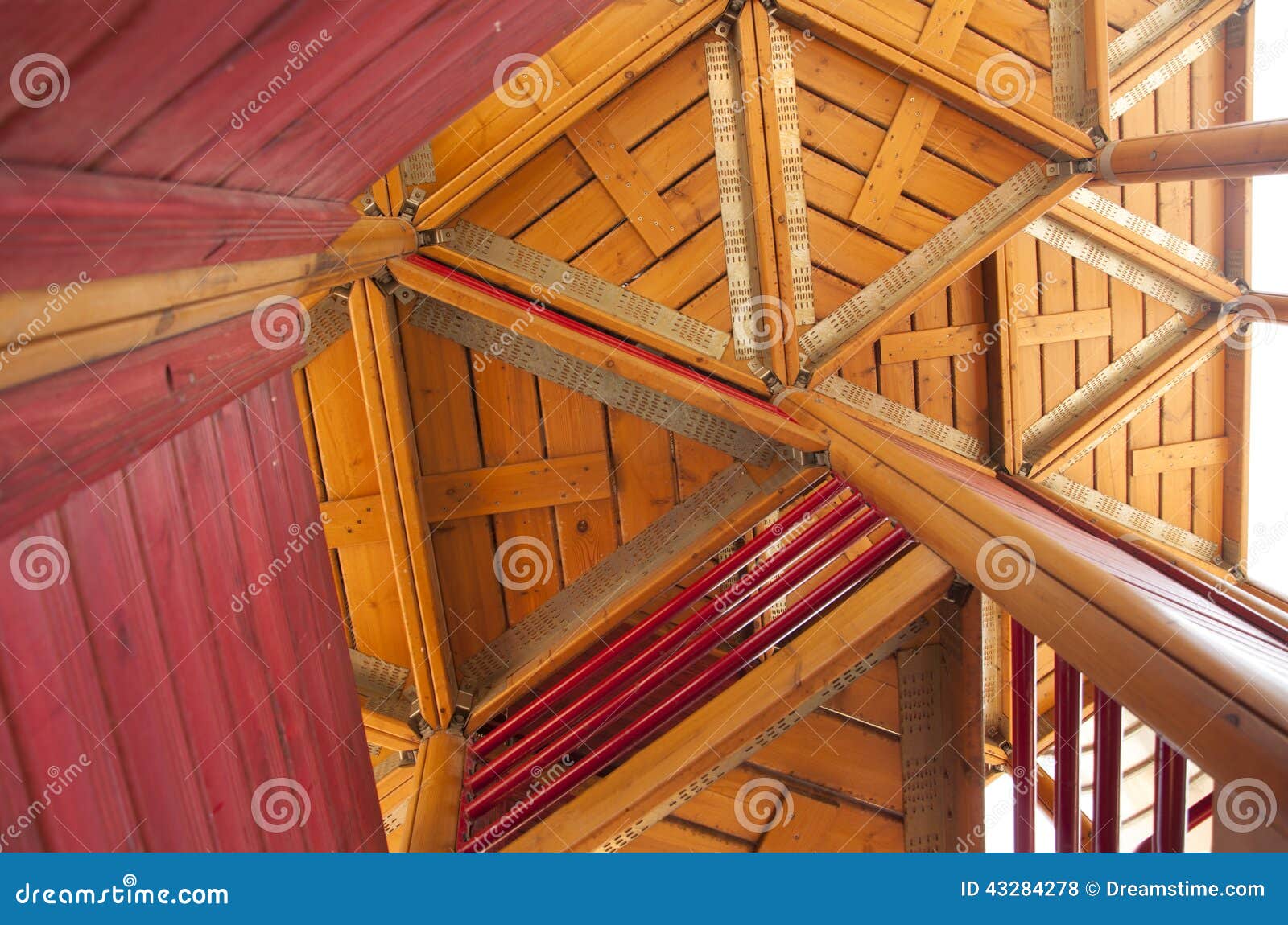 木头的建筑. 木和清楚红颜色在建筑