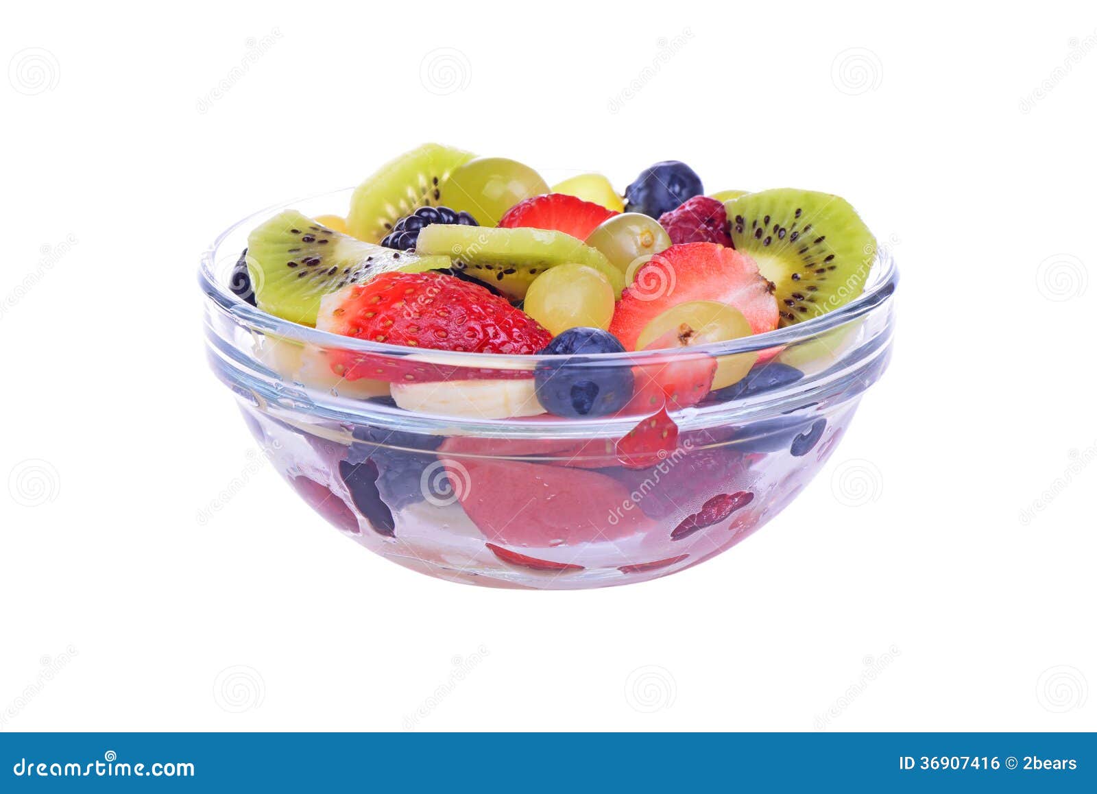水果沙拉用草莓，桔子，猕猴桃. 水果沙拉用草莓、在白色背景和蓝莓隔绝的桔子、猕猴桃