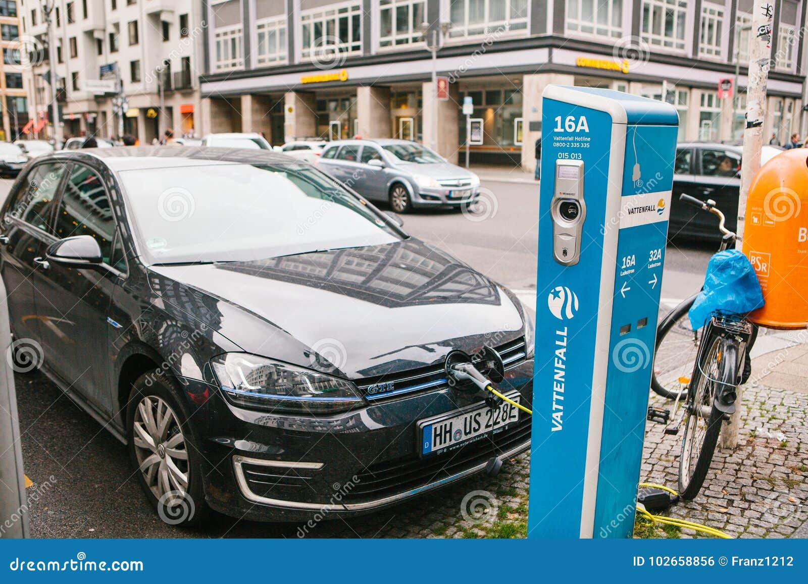 柏林， 2017年10月1日：电车在充电的电动车的一个特别地方被充电 一现代. 电车在充电的电动车的一个特别地方被充电 变得普遍在欧洲的一个现代和环境友好的运输方式