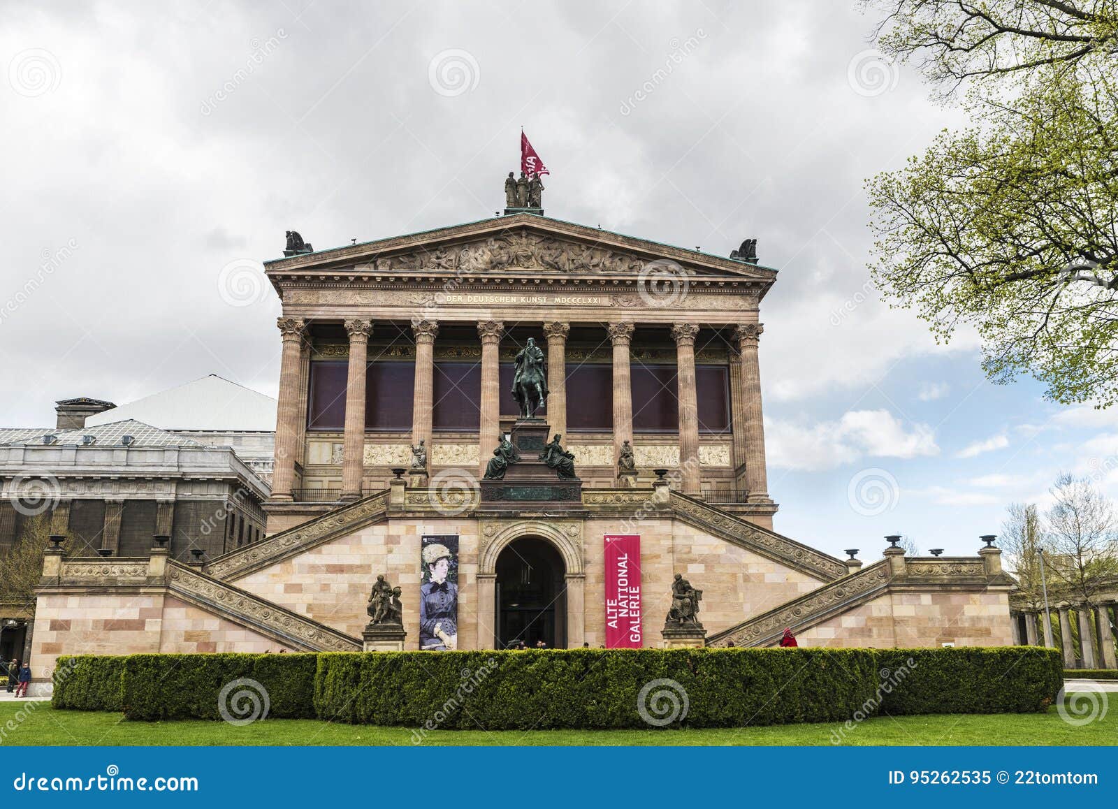 柏林，德国Alte Nationalgalerie老国家肖像馆. 柏林，德国- 2017年4月13日：柏林Alte Nationalgalerie老国家肖像馆在有走动在柏林， 2017年4月13日的德国的人的博物馆岛