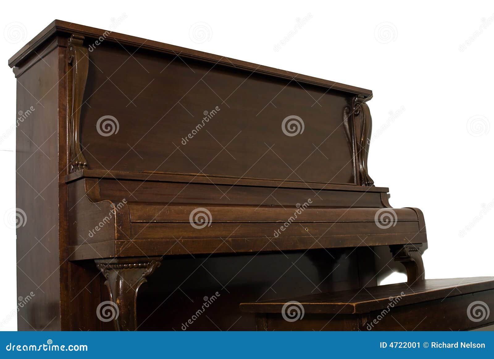 查出的钢琴直立的东西. 背景查出的老钢琴挺直空白木