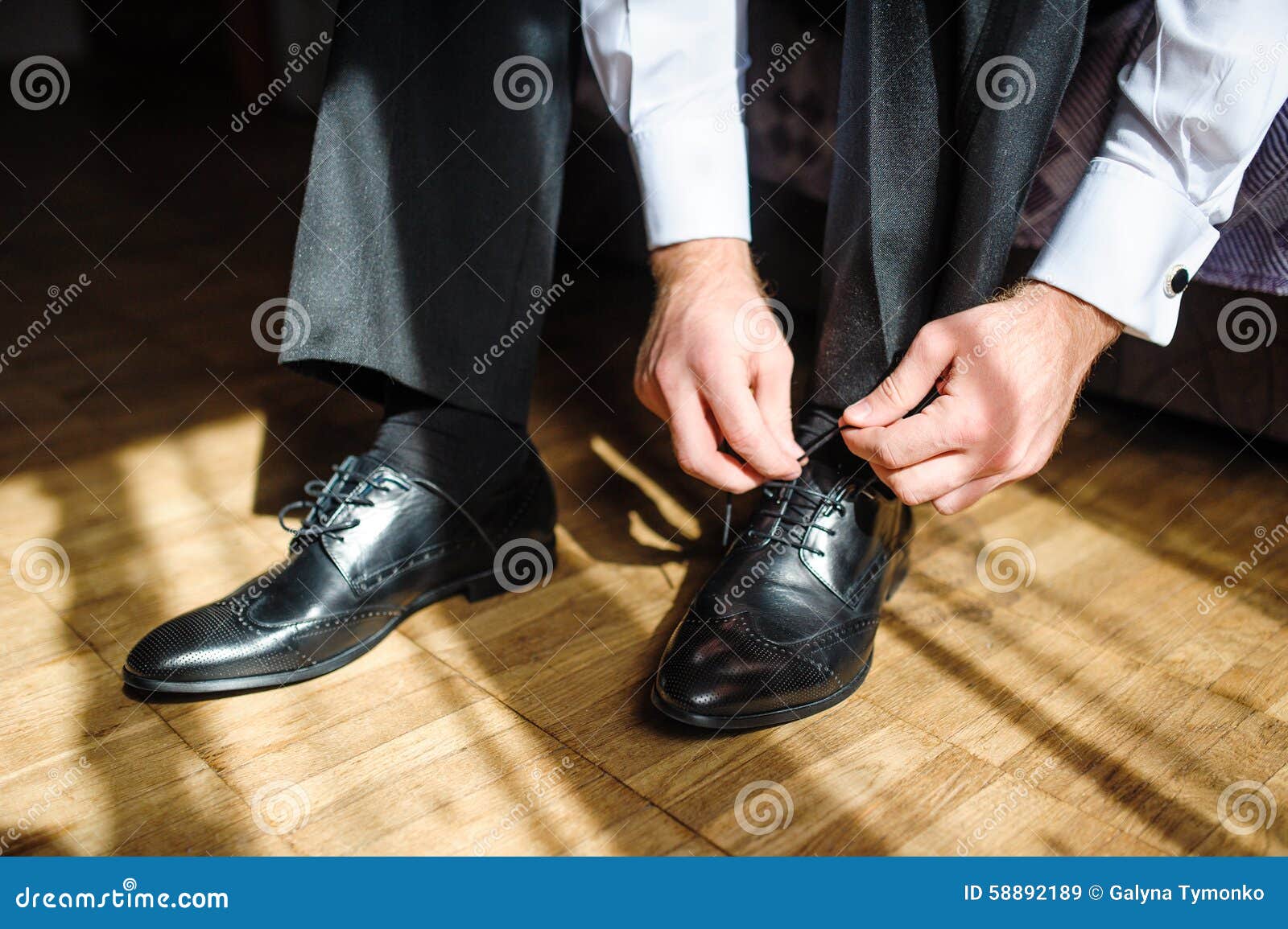 栓在地板上的商人鞋带 特写镜头