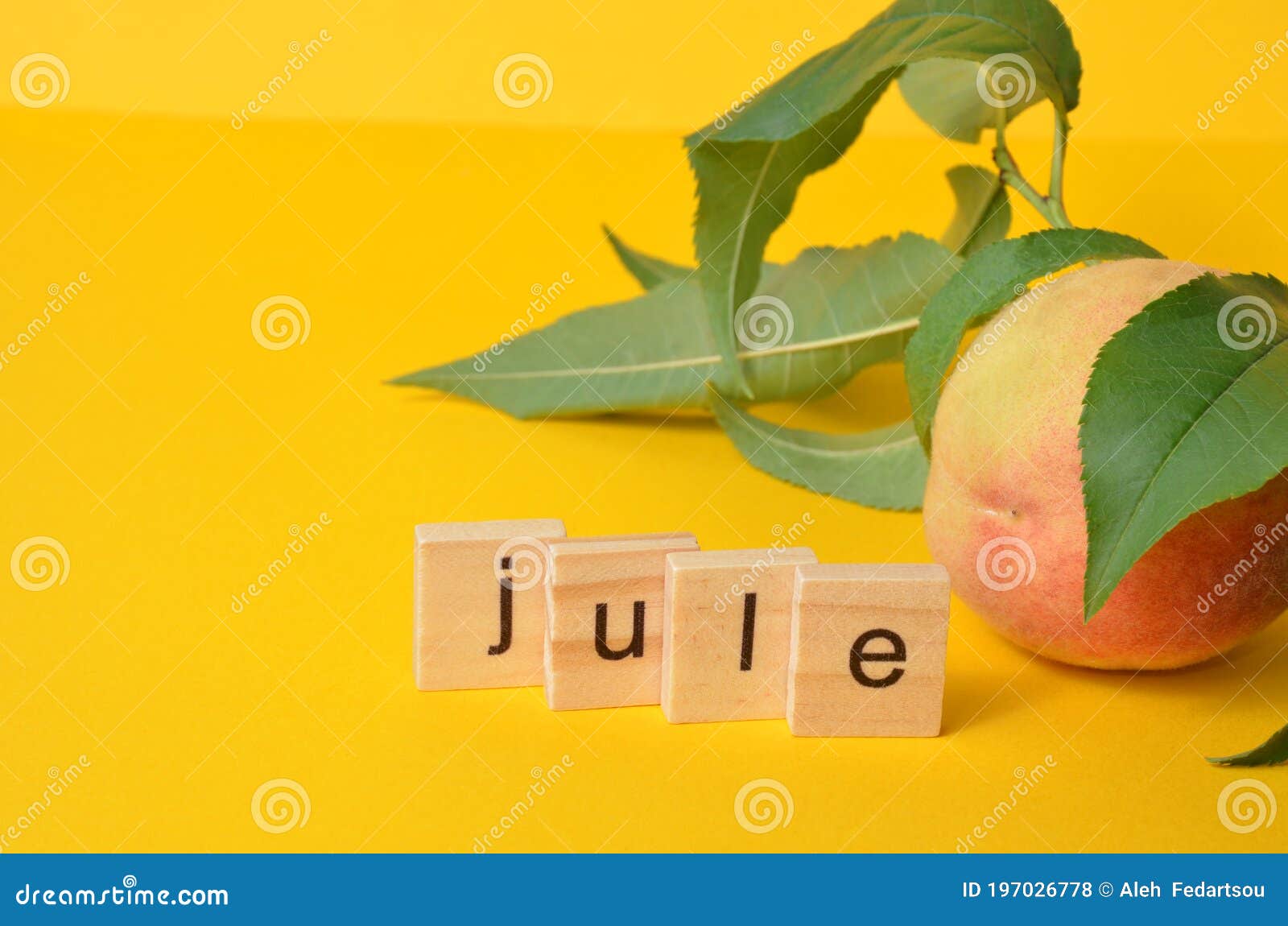 桃子在黄色背景中 七月份是用木字写的 日历 夏天