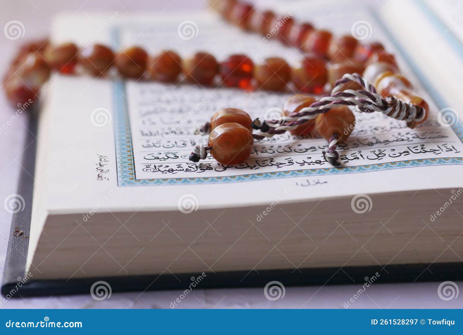 读取Al古兰经 库存图片. 图片 包括有 回教, 古兰经, 伊斯兰, 男人, 文化, 开放, 出神, 珠子 - 25877325