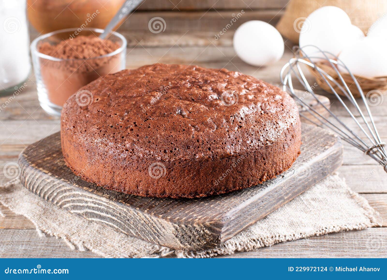 各自的巧克力海绵蛋糕 库存图片. 图片 包括有 蛋糕, 查出, 可口, 点心, 杯形蛋糕, 巧克力, 海绵 - 42207999