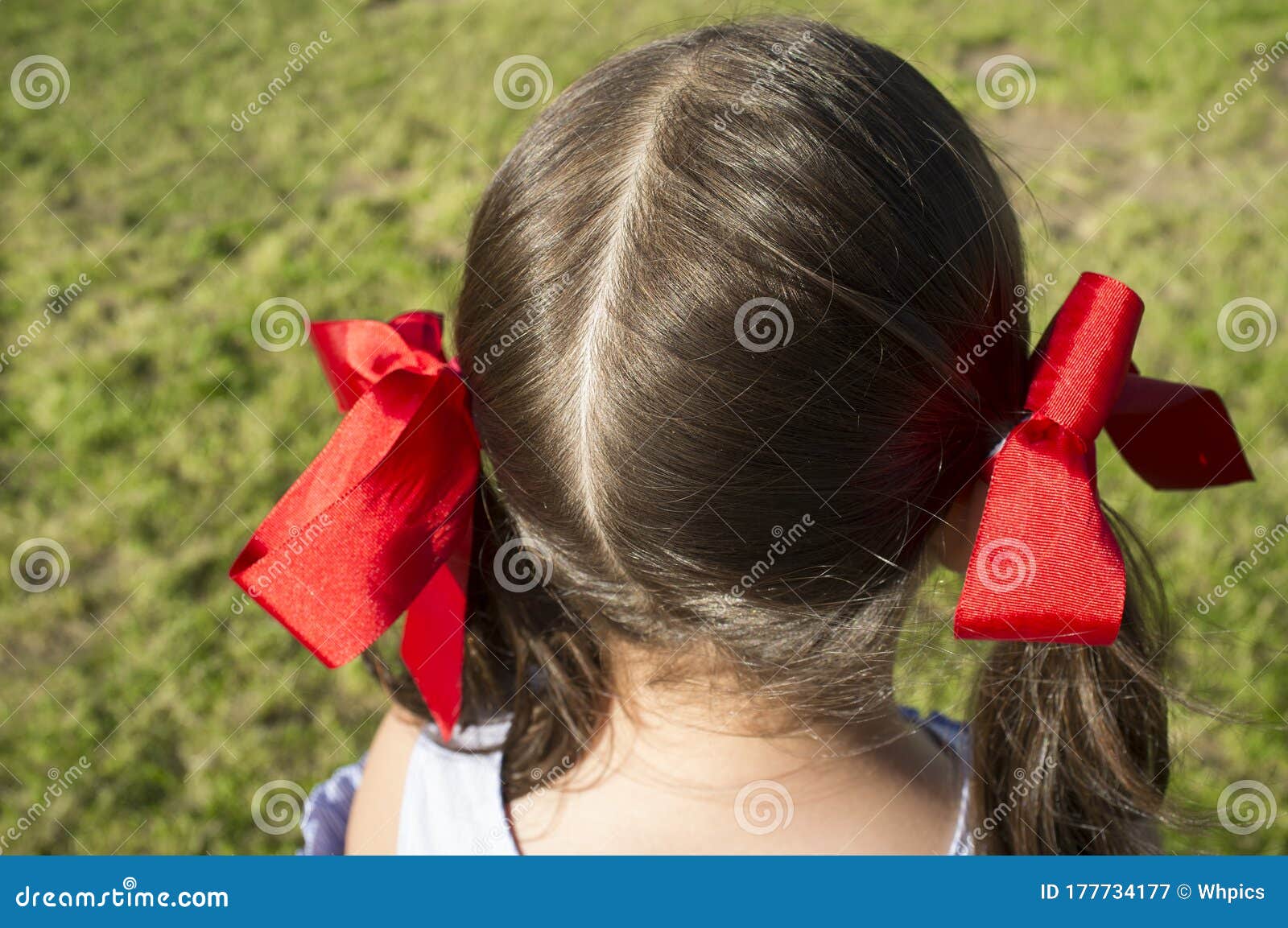 漂亮的小女孩把头发梳得直直. 库存图片. 图片 包括有 孩子, 少许, 头发, 人力, 快乐, 礼服, 表面 - 187260557